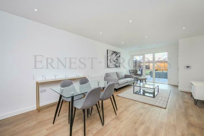 2 Bedroom Apartment To Rent In Southmere House, Legacy Wharf, Stratford, E15
