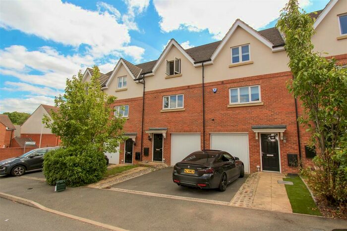 4 Bedroom Town House To Rent In Worrall Lane, Uxbridge, UB8