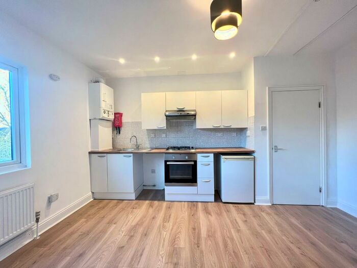 2 Bedroom Flat To Rent In St. Mary's Road, London, SE25