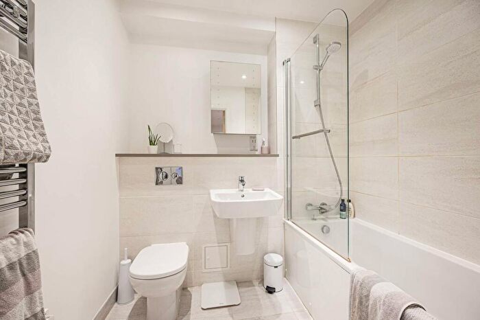 1 Bedroom Flat To Rent In Violet Road, , Bow, London, E3