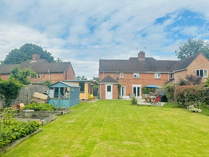 3 Bedroom Semi-Detached House For Sale In Weller Close, Berrick Salome, OX10