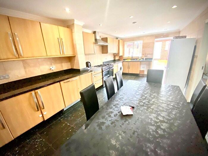 5 Bedroom Semi-Detached House To Rent In Godolphin Road, Slough, SL1