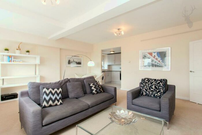 3 Bedroom Flat To Rent In Bethnal Green Road, London, E2