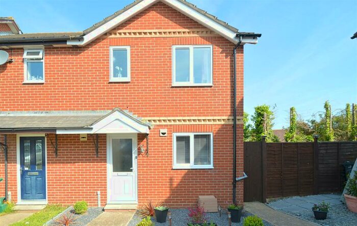 3 Bedroom End Of Terrace House For Sale In Ideal Family Home * Newport, PO30