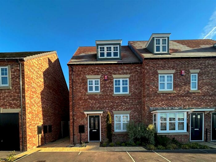 4 Bedroom End Of Terrace House To Rent In Harper Hill Gardens, Bircotes, Doncaster, DN11