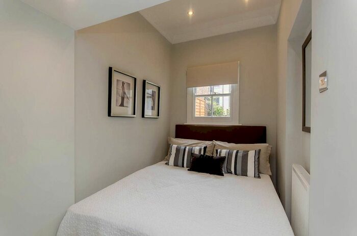 1 Bedroom Flat To Rent In Hammersmith Grove, Brackenbury Village, London, W6