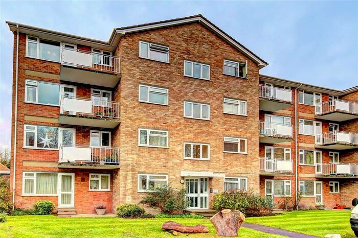 2 Bedroom Flat To Rent In Elton Close, Hampton Wick, KT1