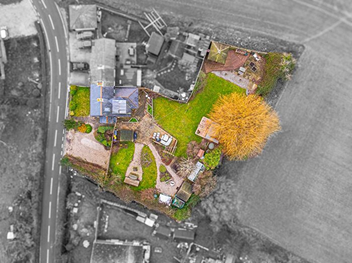 3 Bedroom Semi-Detached House For Sale In Barling Road, Southend-On-Sea, SS3