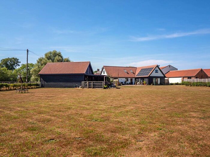 5 Bedroom Barn Conversion For Sale In Watton Road, Hingham, NR9