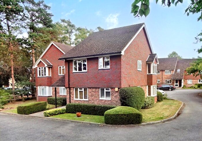 2 Bedroom Apartment For Sale In Trimmers Field, Farnham, Surrey, GU9