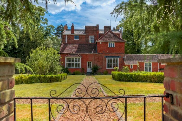 8 Bedroom Detached House To Rent In Park Road, Slough, SL2