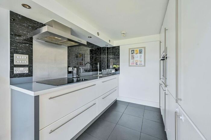 2 Bedroom Flat To Rent In Cadogan Road, Woolwich, London, SE18