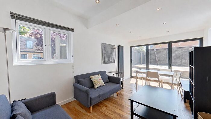 3 Bedroom Flat To Rent In Hanover Road, London, SW19