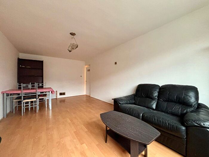 2 Bedroom Apartment To Rent In Hackington Crescent, BR3