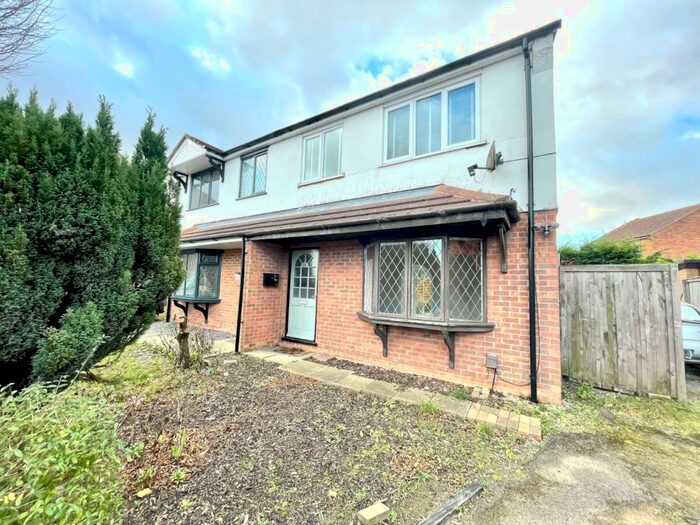 3 Bedroom Semi-Detached House To Rent In Chedworth Road, Lincoln, Lincolnshire, LN2