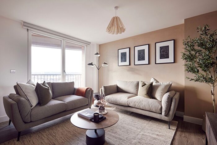 3 Bedroom Flat To Rent In Whitehall, Leeds, LS12