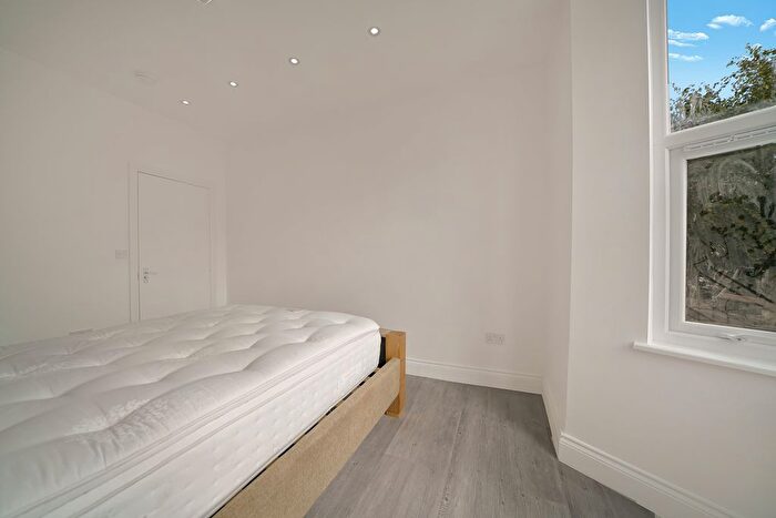 1 Bedroom Flat To Rent In Tadmor Street, London, W12