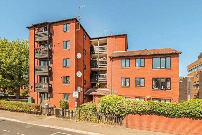 1 Bedroom Flat For Sale In Tithe Barn Close, Kingston Upon Thames, KT2