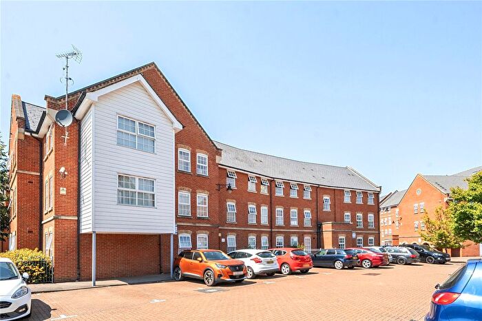 2 Bedroom Flat For Sale In Florey Gardens, Aylesbury, HP20