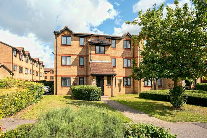 2 Bedroom Flat To Rent In Courtlands Close, Watford, Herts, WD24