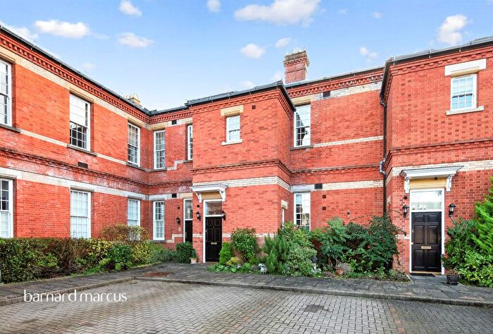 2 Bedroom Mews For Sale In Sandy Mead, Epsom, KT19