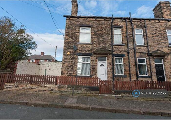 2 Bedroom End Of Terrace House To Rent In Rosemont Grove, Leeds, LS13