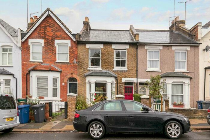2 Bedroom House To Rent In Glenthorne Road, Friern Barnet, N11
