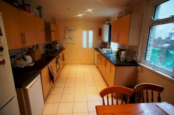 5 Bedroom Terraced House To Rent In Dogfield Street, Cathays, CF24