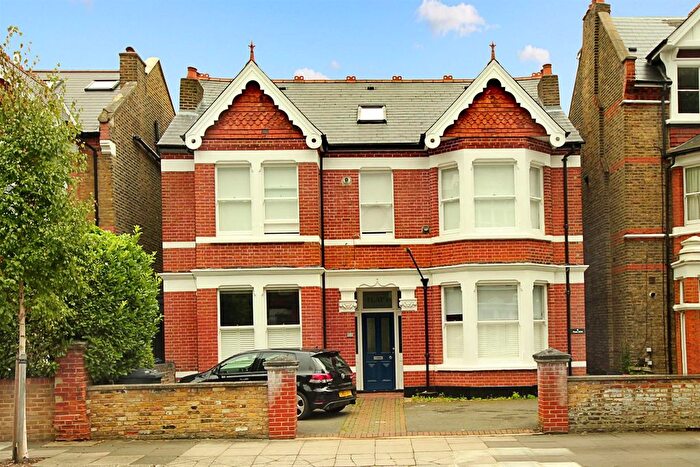 3 Bedroom Flat To Rent In Denbigh Road, W13