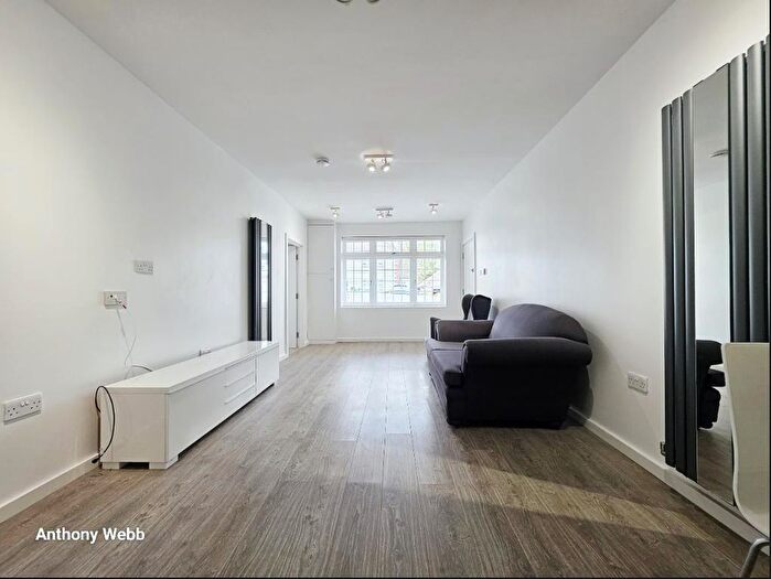 2 Bedroom Flat To Rent In Oak Avenue, Enfield, EN2