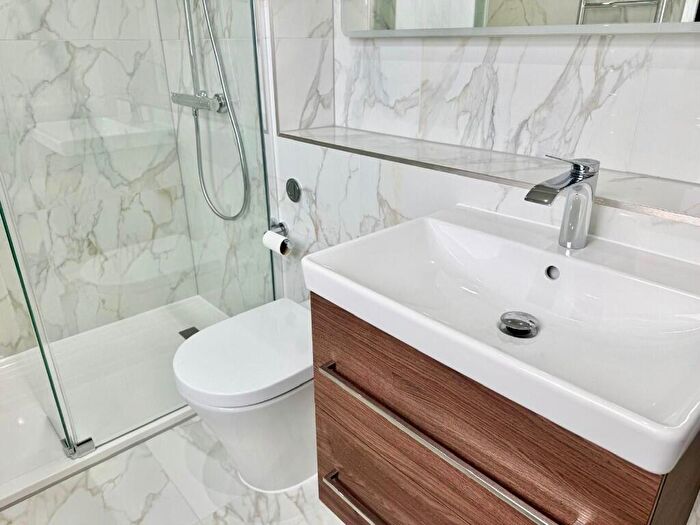2 Bedroom Apartment To Rent In Pool Road, Leeds, West Yorkshire, LS21