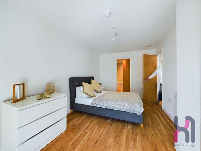 2 Bedroom Flat To Rent In Pomona Strand, Manchester, M16