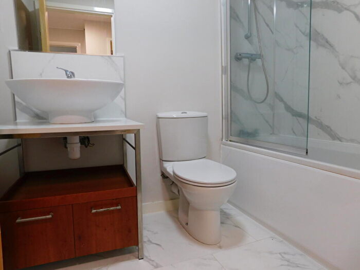 2 Bedroom Flat To Rent In , Albion Gardens, Edinburgh, EH7