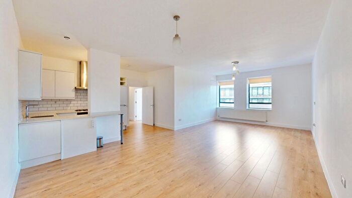 3 Bedroom Flat To Rent In Ballards Lane, London, N12