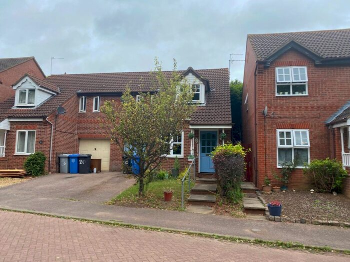 3 Bedroom Semi-Detached House To Rent In Chatsworth Avenue, Kettering, NN15