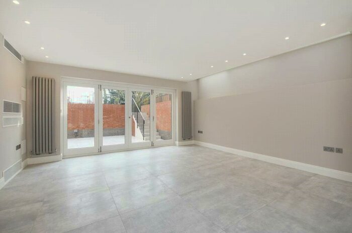 2 Bedroom Apartment To Rent In Lyndhurst Road, Hampstead, London, NW3