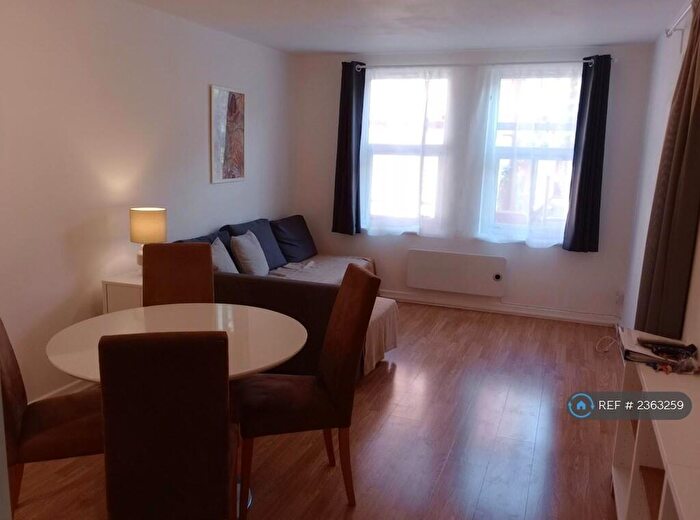 2 Bedroom Flat To Rent In Derwent Court, Nottingham, NG7