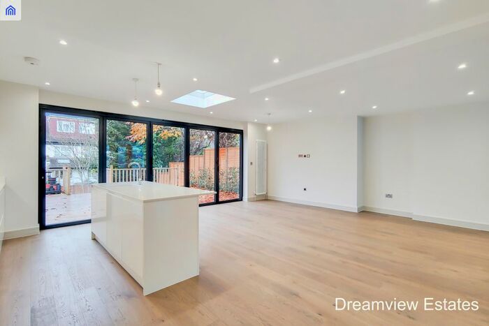 3 Bedroom Detached House To Rent In Wentworth Road, London, NW11