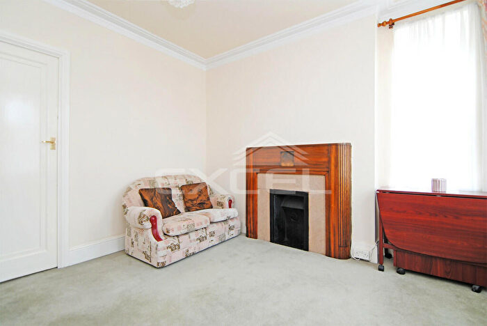 Cottage To Rent In Park Drive, London, NW11