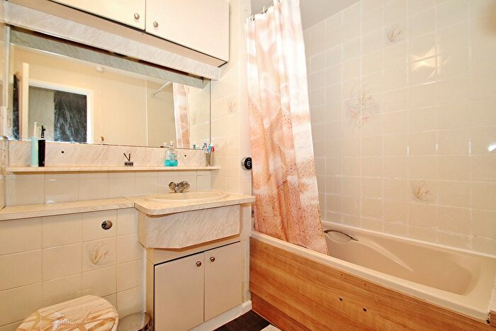 3 Bedroom End Terrace House For Sale In Ralegh Crescent, Witney, OX28
