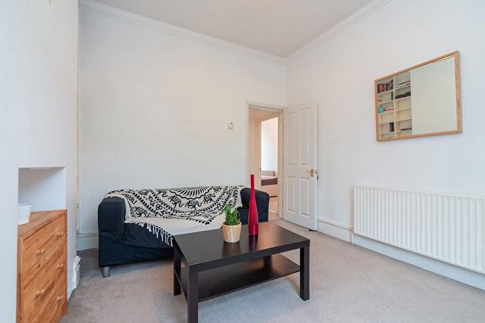2 Bedroom Flat To Rent In Glengall Road, Kilburn, London, NW6