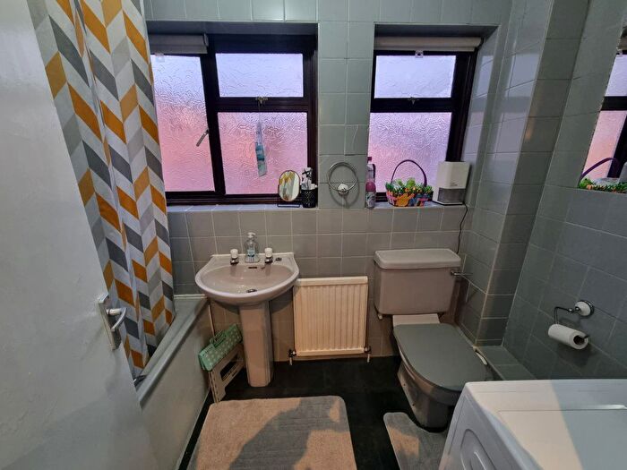 1 Bedroom Flat To Rent In Horns Road, Ilford, IG2