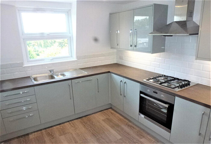 3 Bedroom Flat To Rent In Seaforth Avenue, Surrey, Surrey, KT3