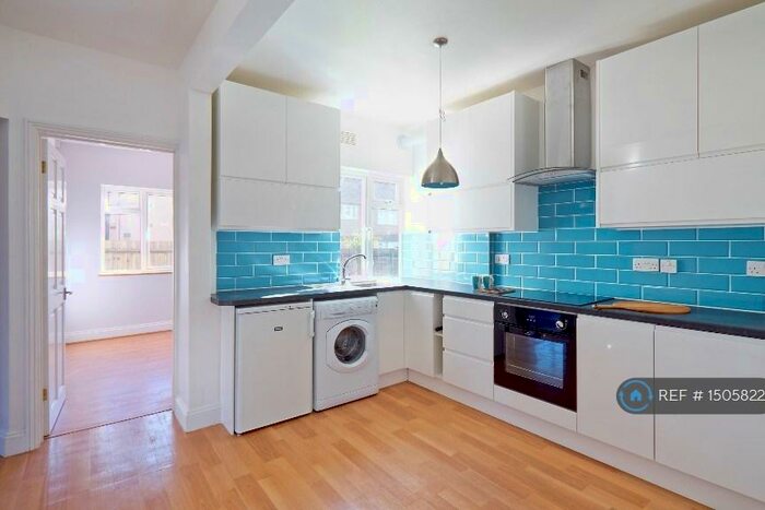 2 Bedroom Flat To Rent In Friern Park, London, N12