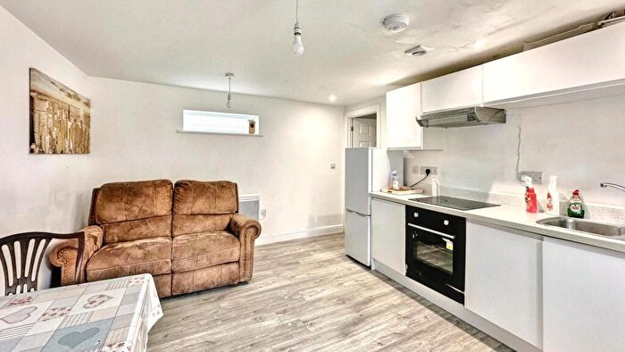 2 Bedroom Flat To Rent In Lodge Causeway, Bristol, BS16