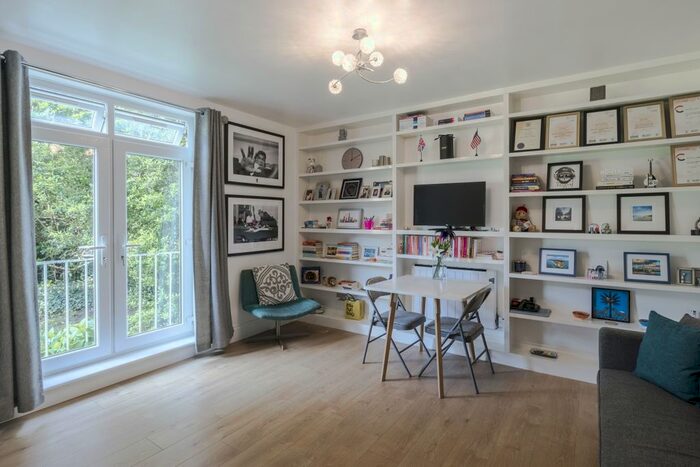 Studio To Rent In Inner Park Road, London, SW19