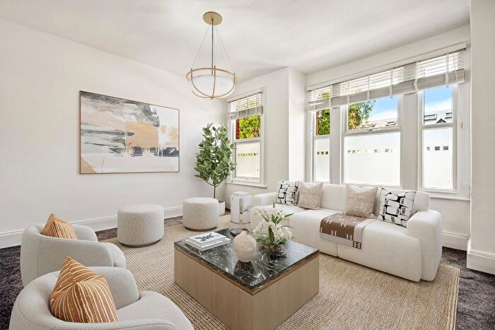 1 Bedroom Flat To Rent In Kent Road, Chiswick Park, W4