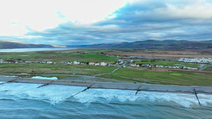 4 Bedroom Bungalow For Sale In Coastal, Cedar Hatch, Ynyslas, SY24