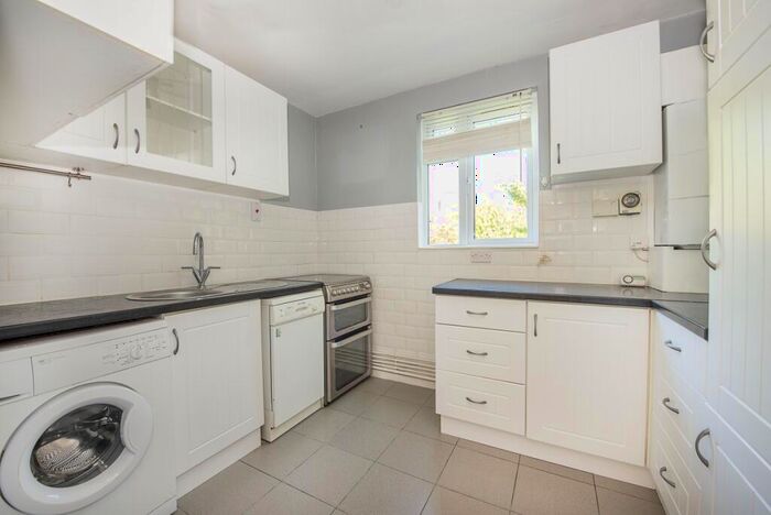2 Bedroom Flat To Rent In Mayford Close London, SW12