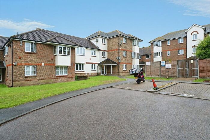 1 Bedroom Flat For Sale In Stirling Grove, Hounslow, TW3